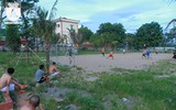 [ẢNH] Thanh niên ở quê cởi trần đá bóng phủi mùa World Cup